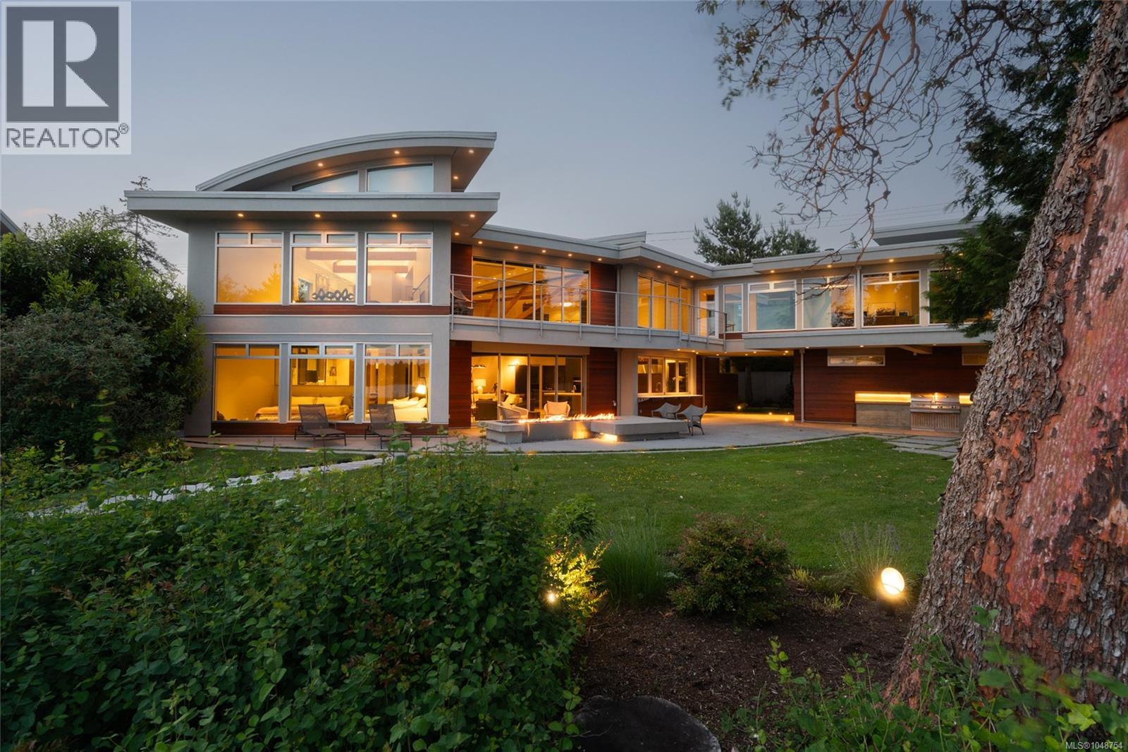 3931 Cadboro Bay Rd - Image 58