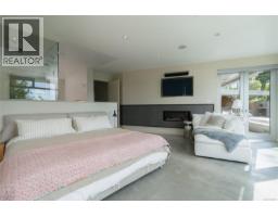 Bathroom - 3931 Cadboro Bay Rd, Saanich, BC V8N4G7 Photo 18