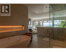 3931 Cadboro Bay Rd, Saanich, BC V8N4G7 Photo 20