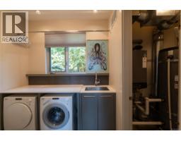 3931 Cadboro Bay Rd, Saanich, BC V8N4G7 Photo 25