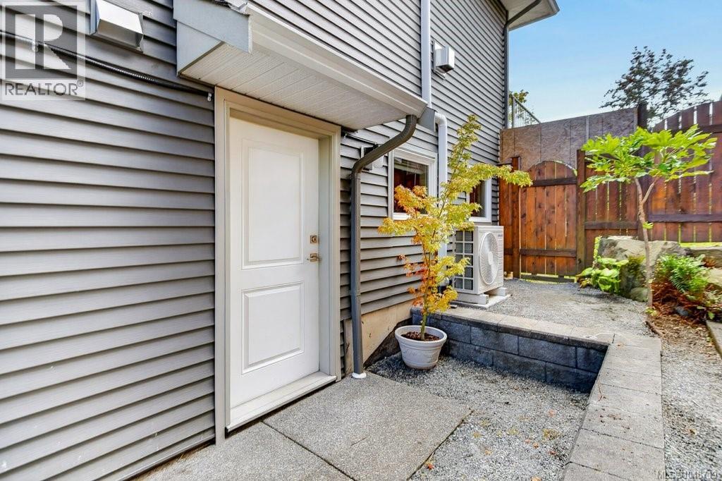 2581 Kendal Ave - Image 29