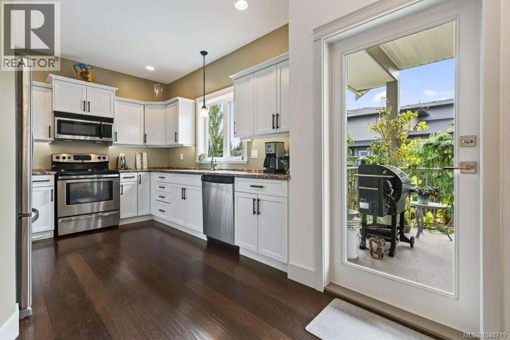 2581 Kendal Ave - Image 13