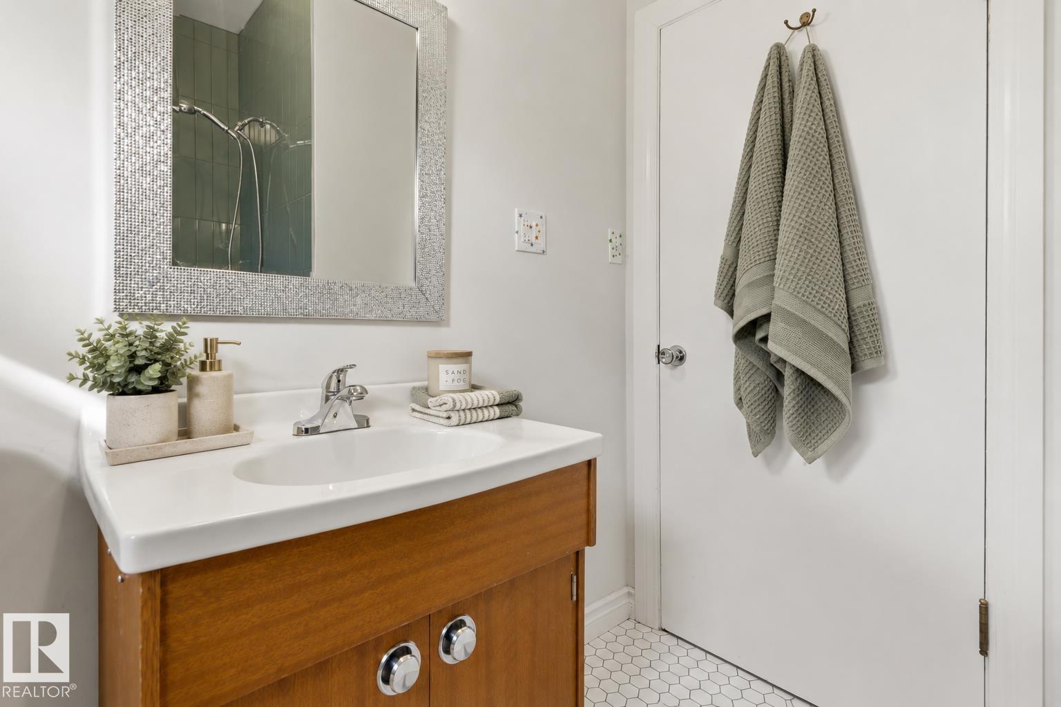 11424 67 ST NW - 10