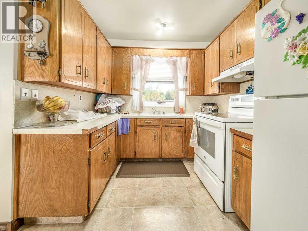 107 9 Street N, Vauxhall — photo 8