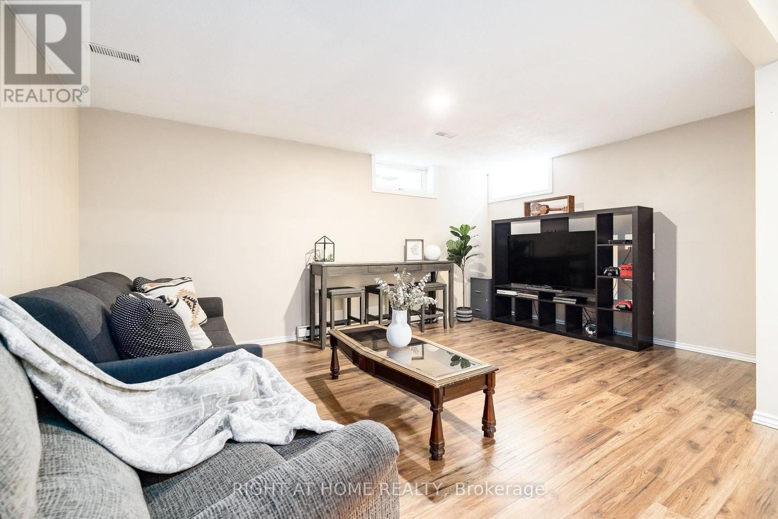 30 BERKSHIRE WAY - Image 28