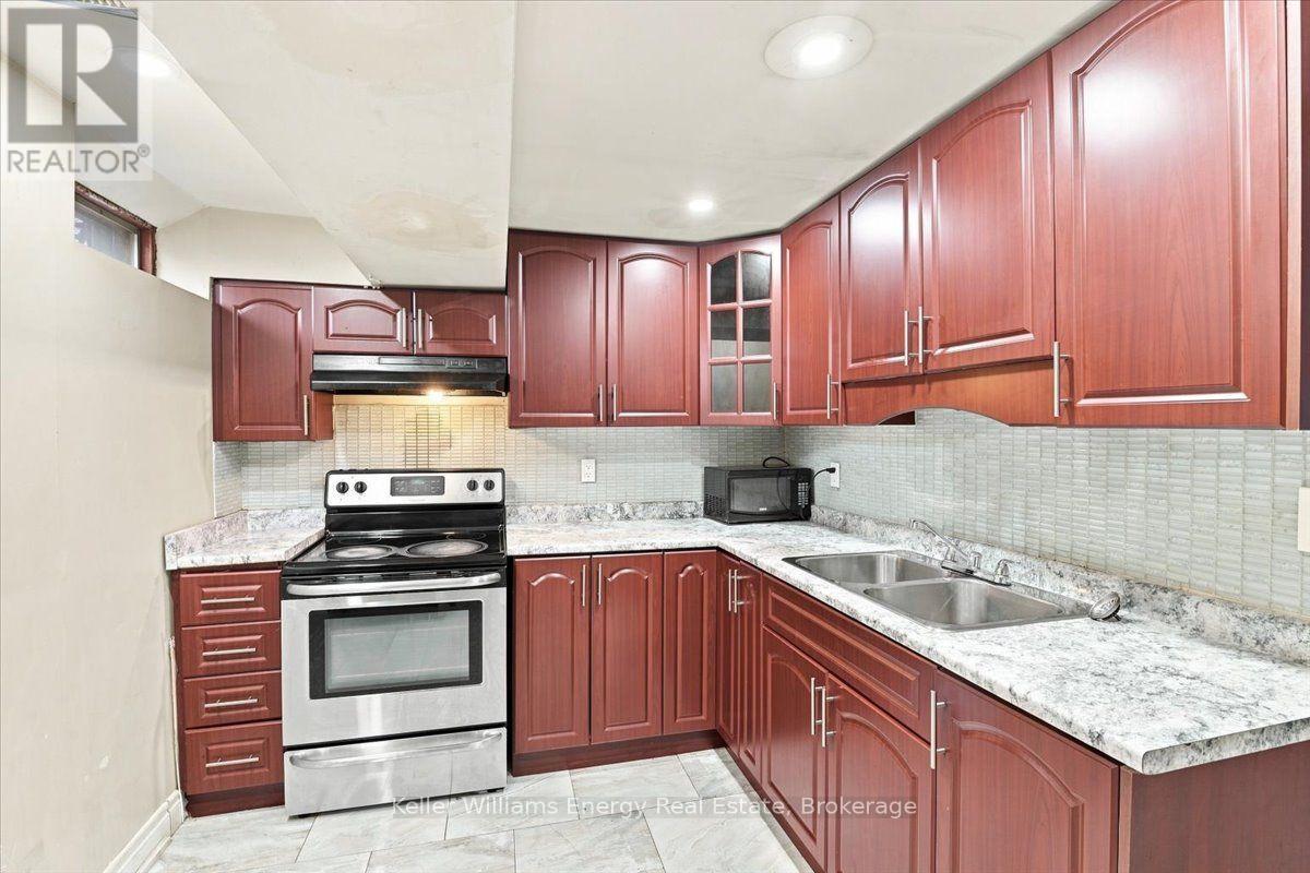 21 UPLAND DRIVE, Whitby (Blue Grass Meadows) — photo 1