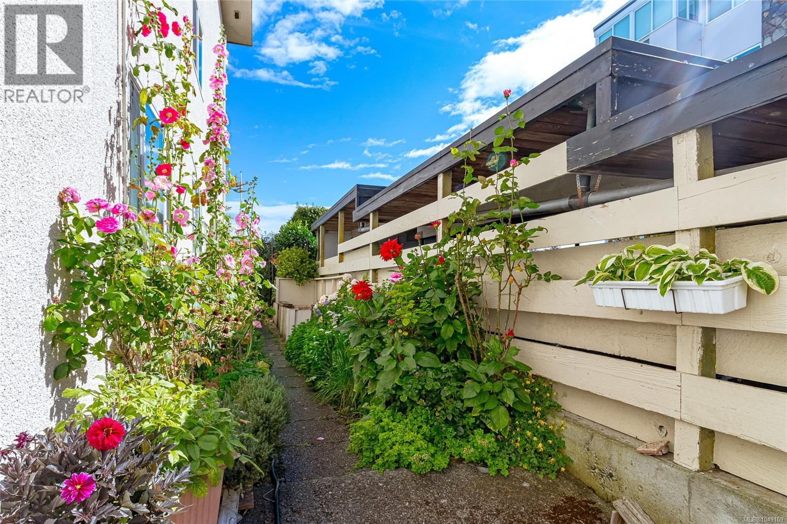 102 1318 Beach Drive, Oak Bay