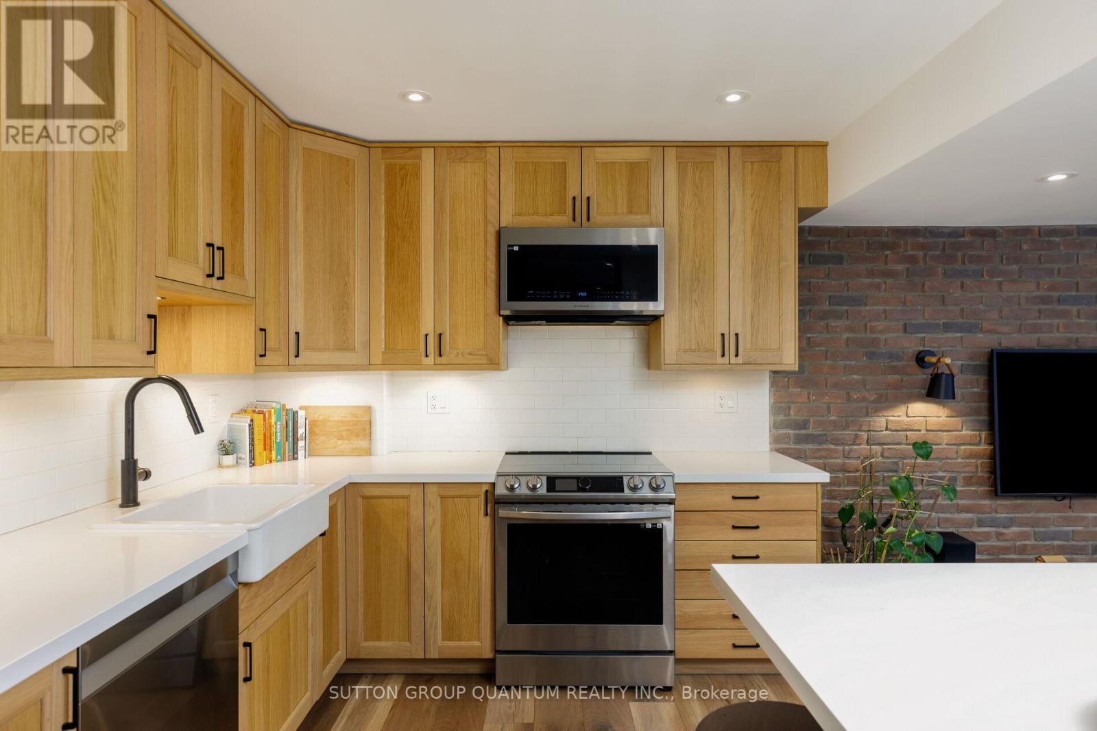#401 15 ELIZABETH STREET N - 23