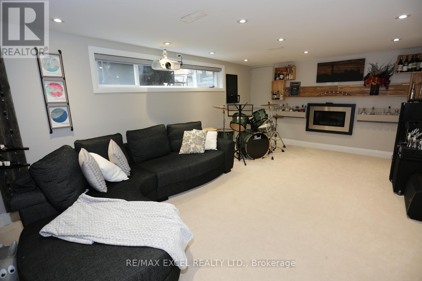 16 ALDENHAM CRESCENT - 23