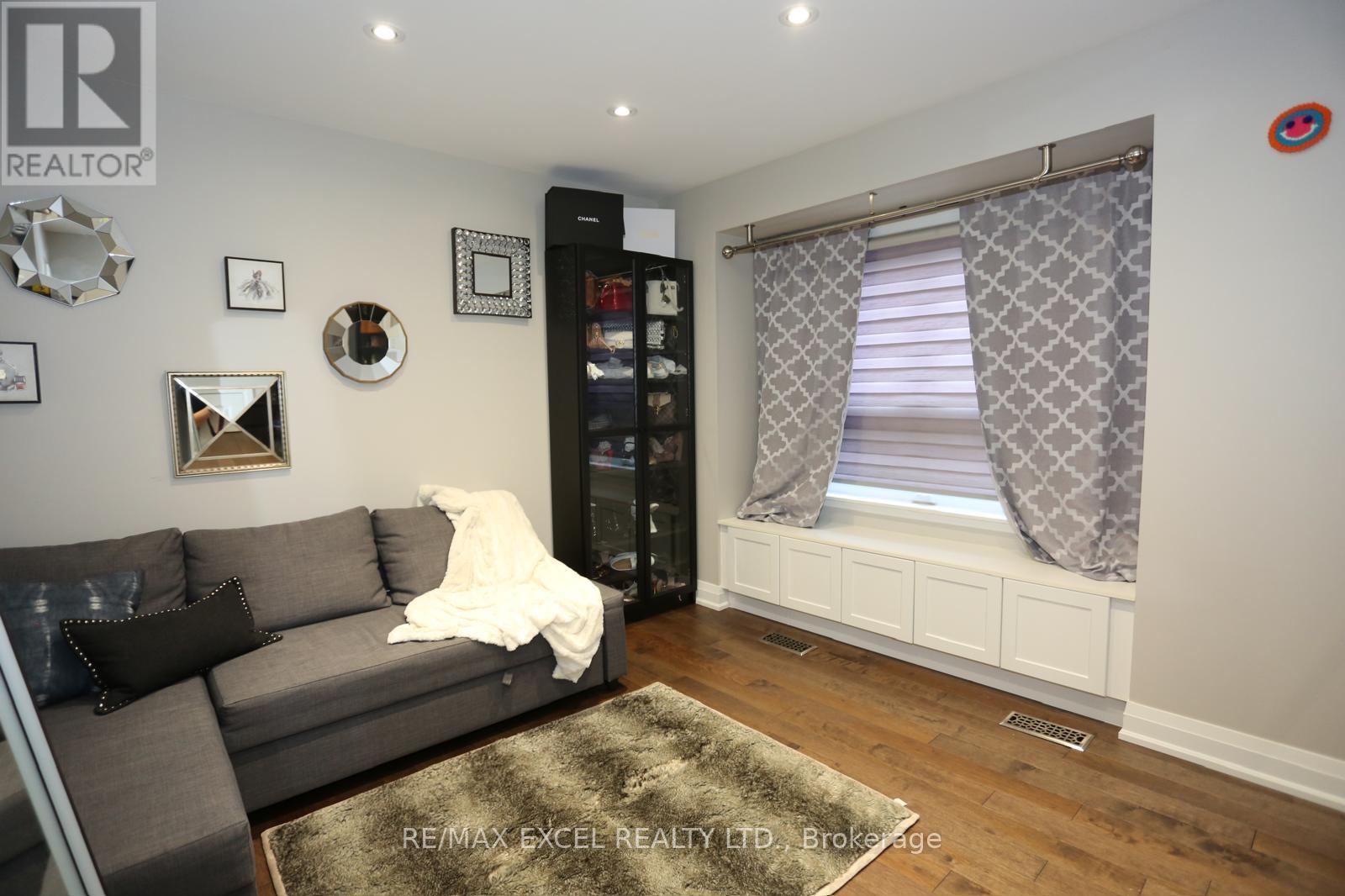 16 ALDENHAM CRESCENT - 5