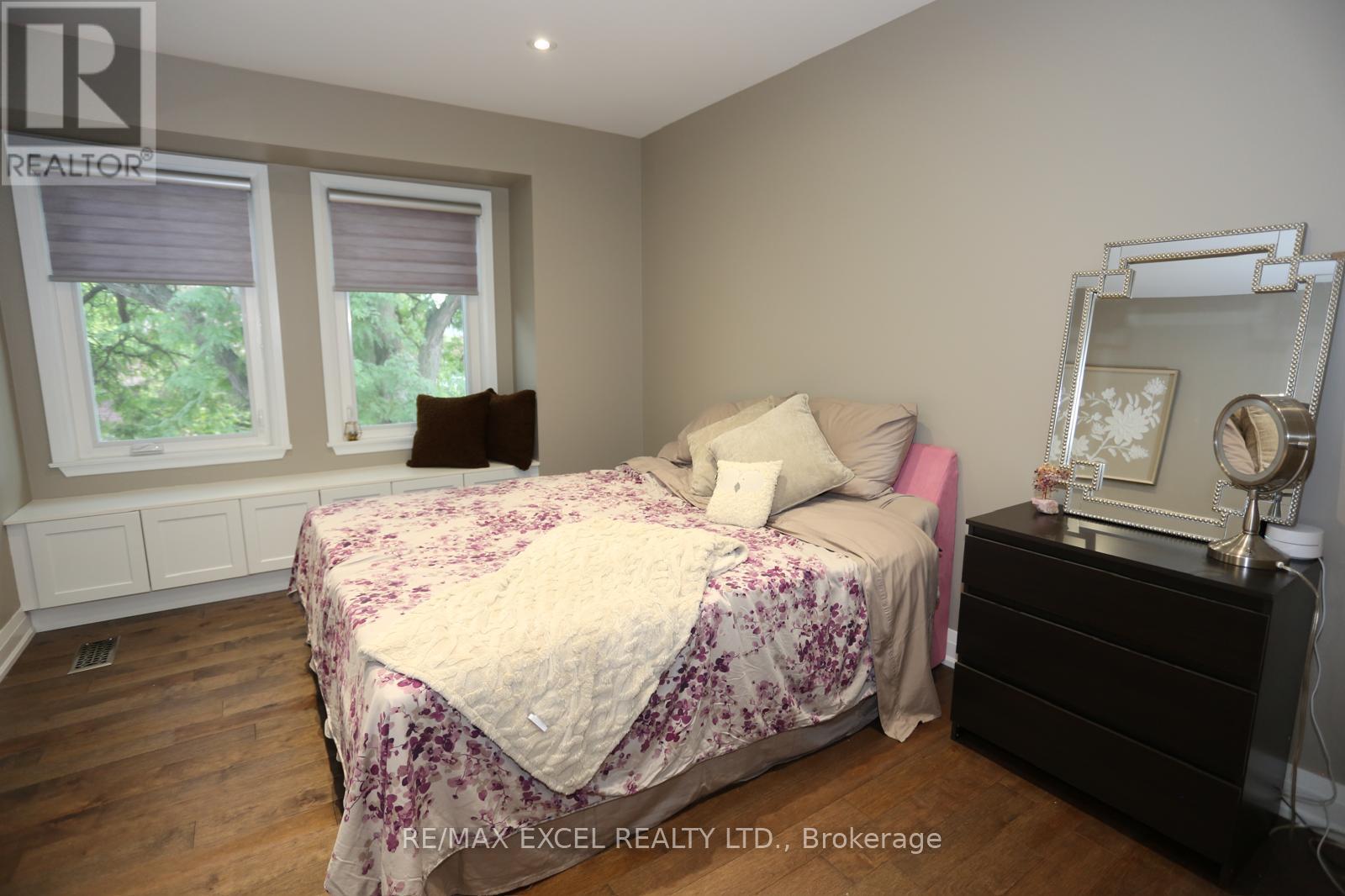 16 ALDENHAM CRESCENT - 17