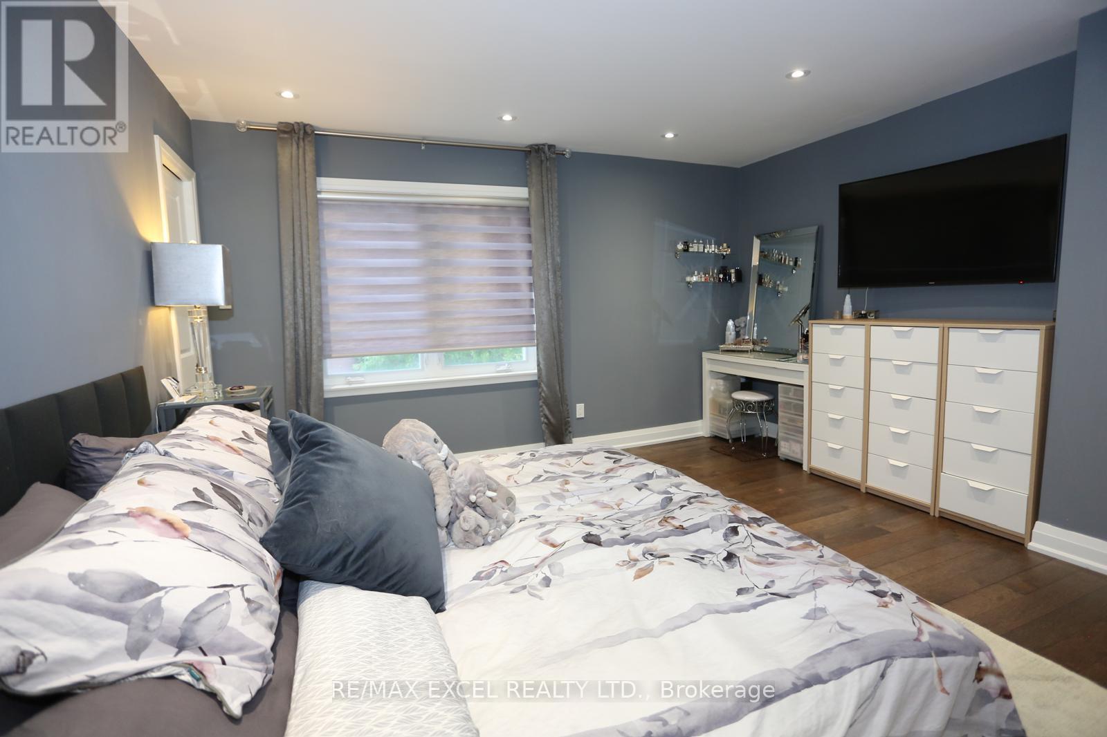 16 ALDENHAM CRESCENT - 13