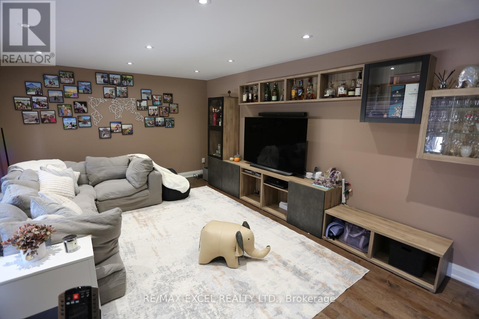 16 ALDENHAM CRESCENT - 3