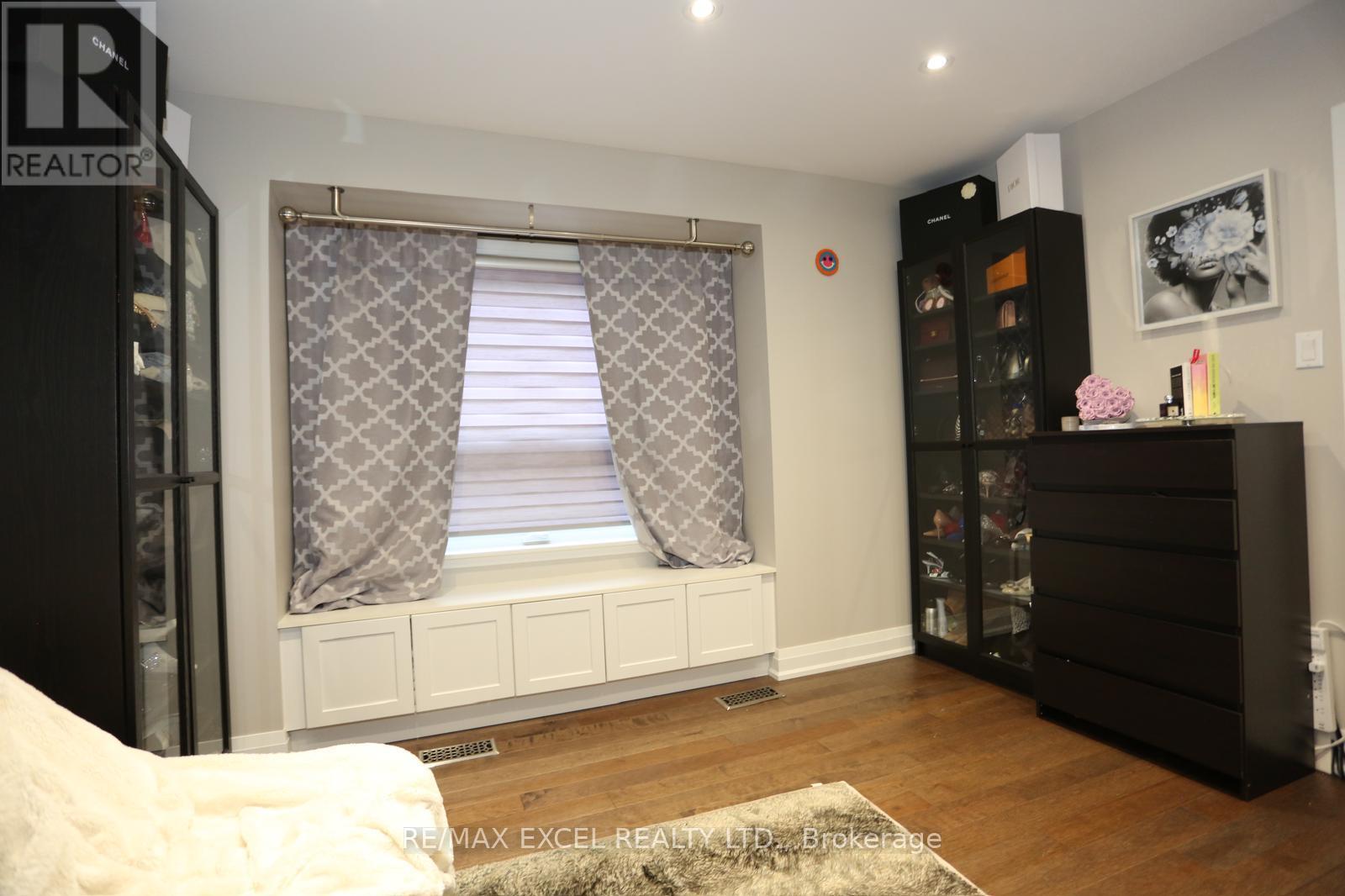 16 ALDENHAM CRESCENT - 6
