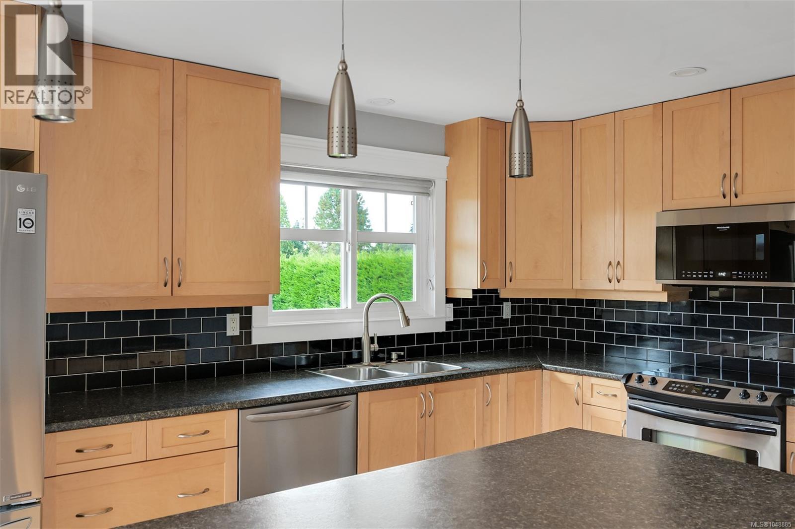  670 Polyanthus Crescent, Saanich