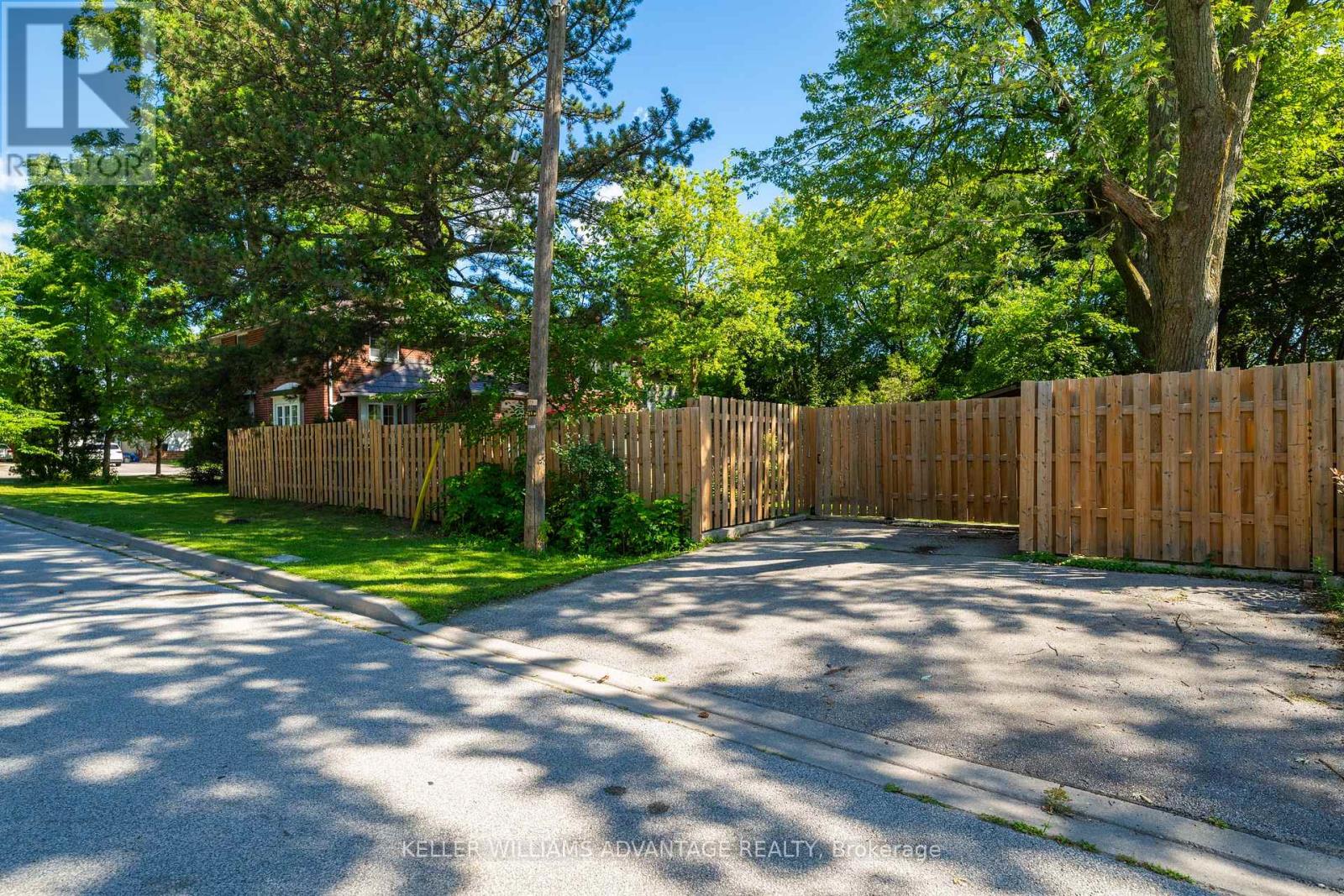108 Roseview photo 2