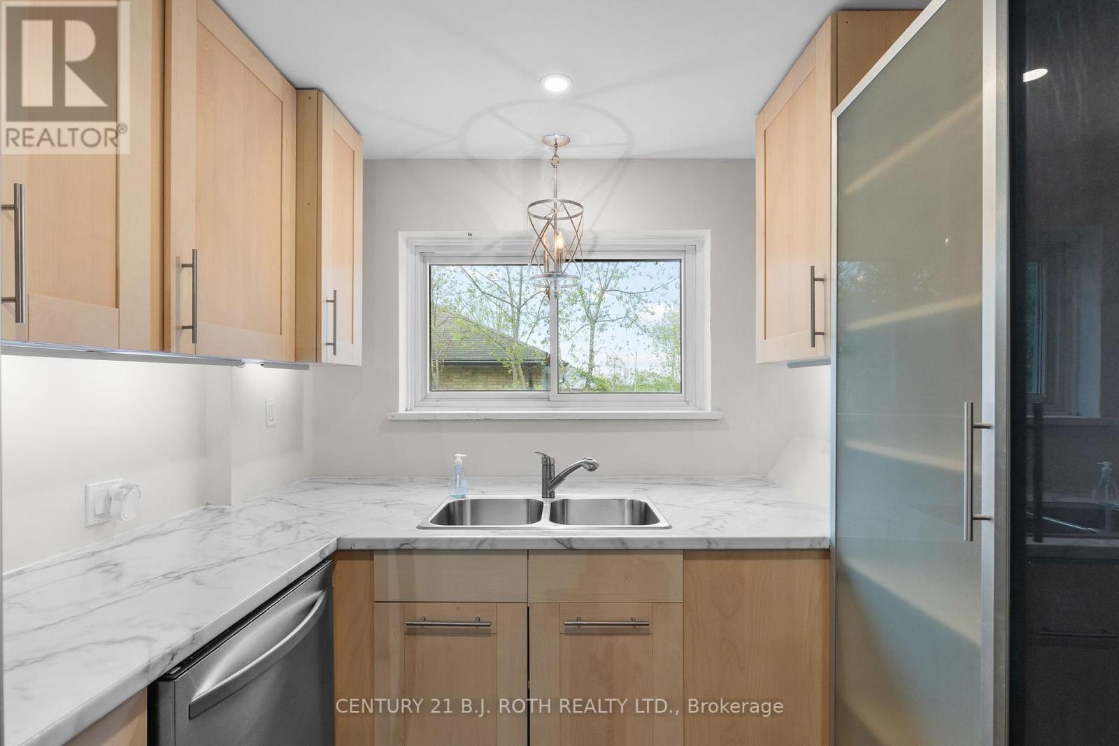 MAIN LEVEL - 243 WELLINGTON STREET E, Barrie (City Centre) — photo 5