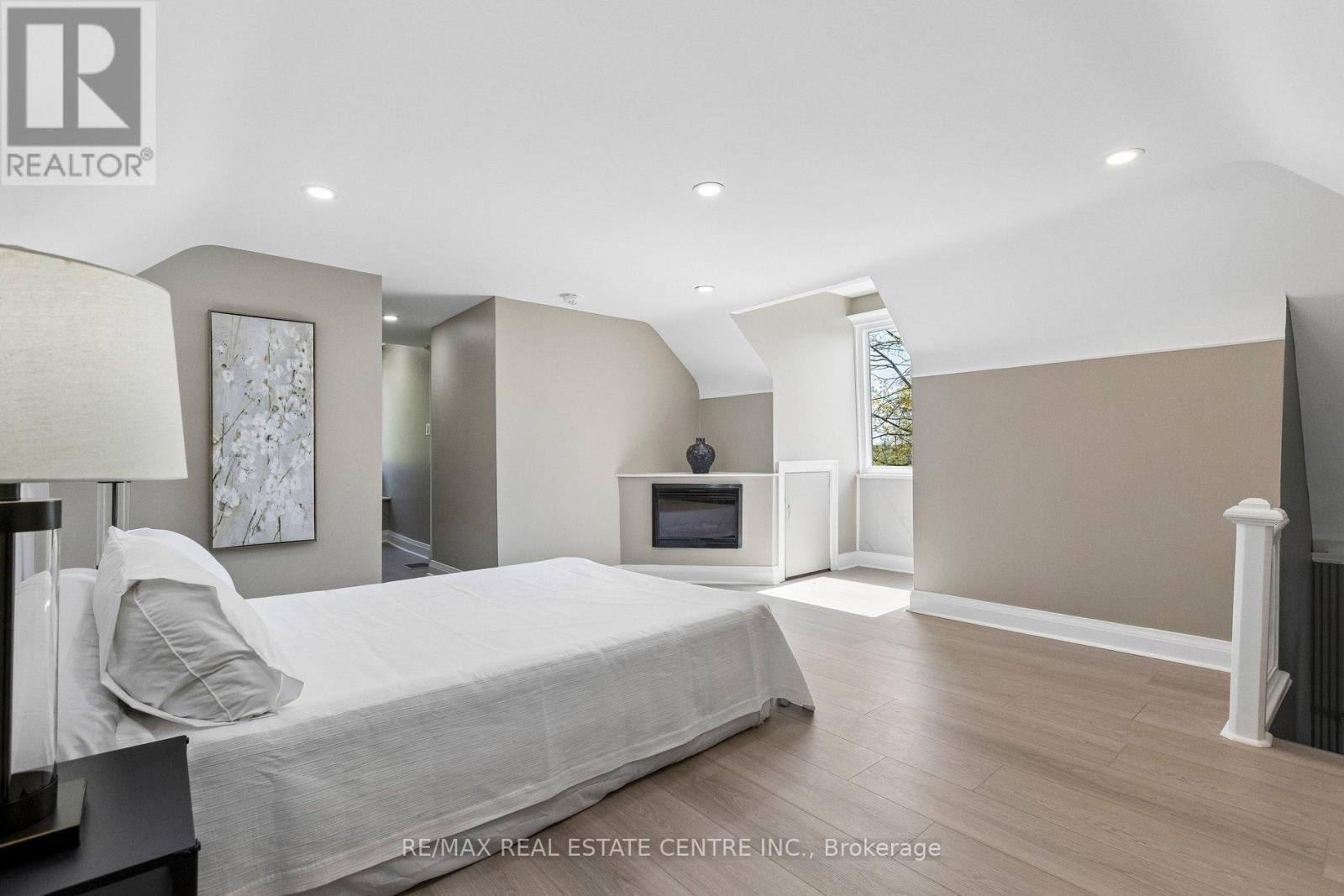 194 SILVERCREEK PARKWAY S - 16