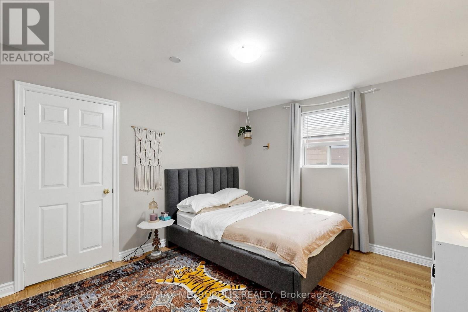 742 DUFFERIN STREET - 8
