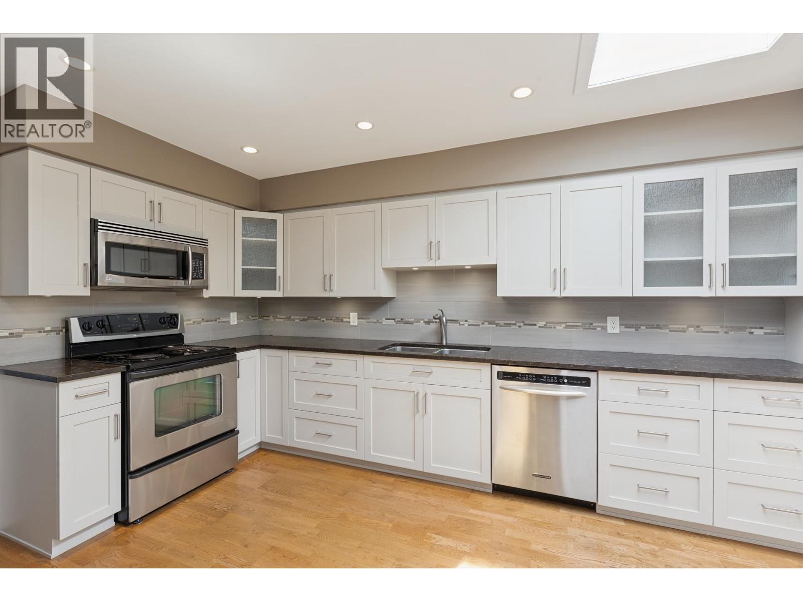 8 2206 FOLKESTONE WAY, West Vancouver