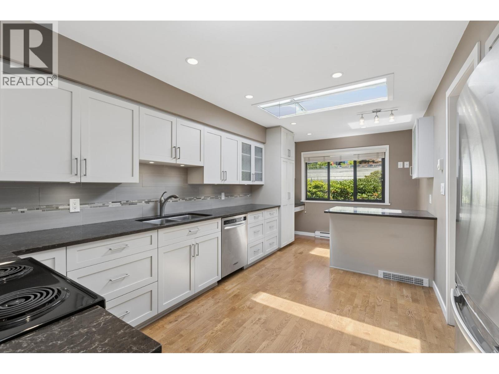 8 2206 FOLKESTONE WAY, West Vancouver