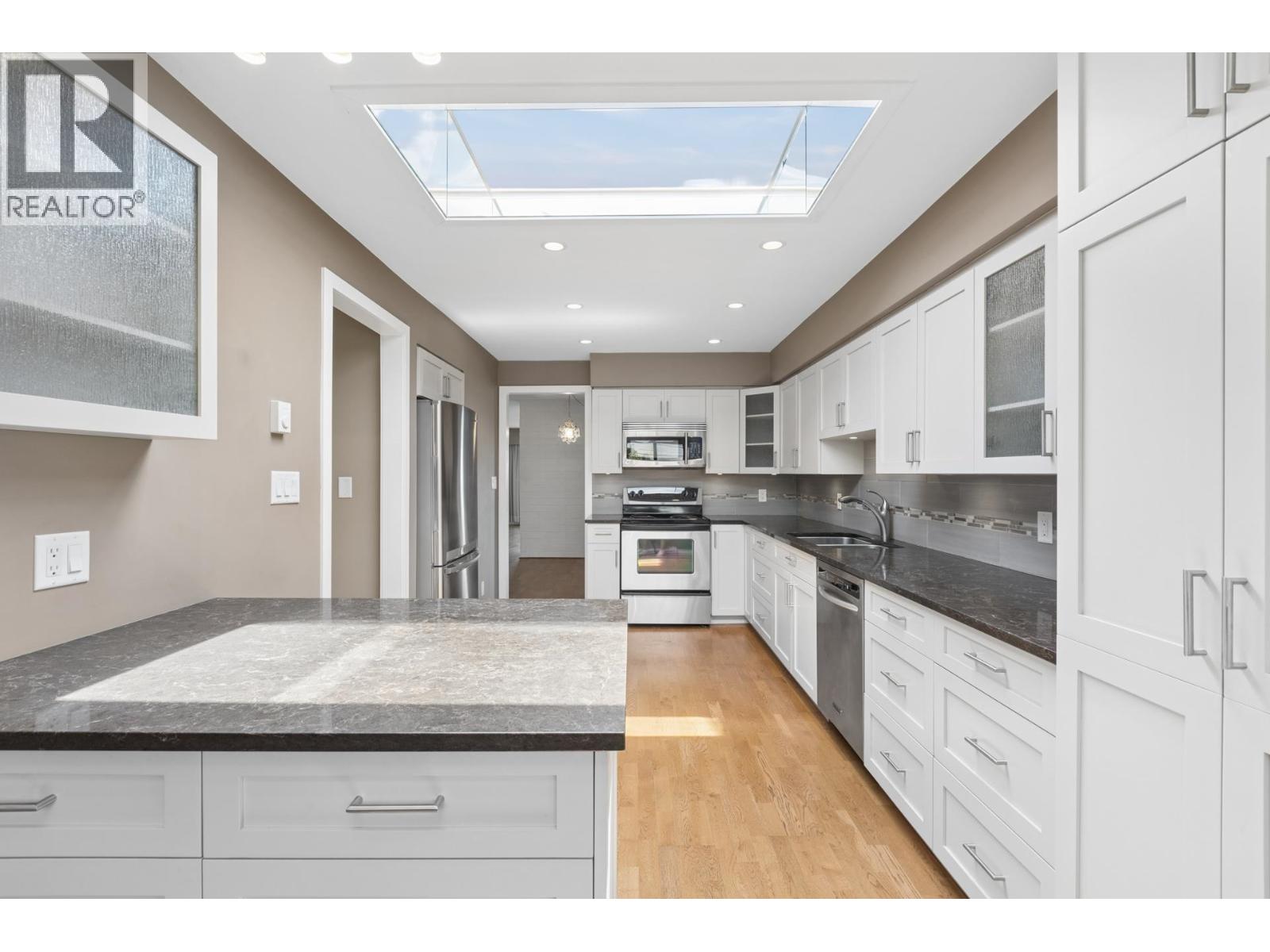 8 2206 FOLKESTONE WAY, West Vancouver