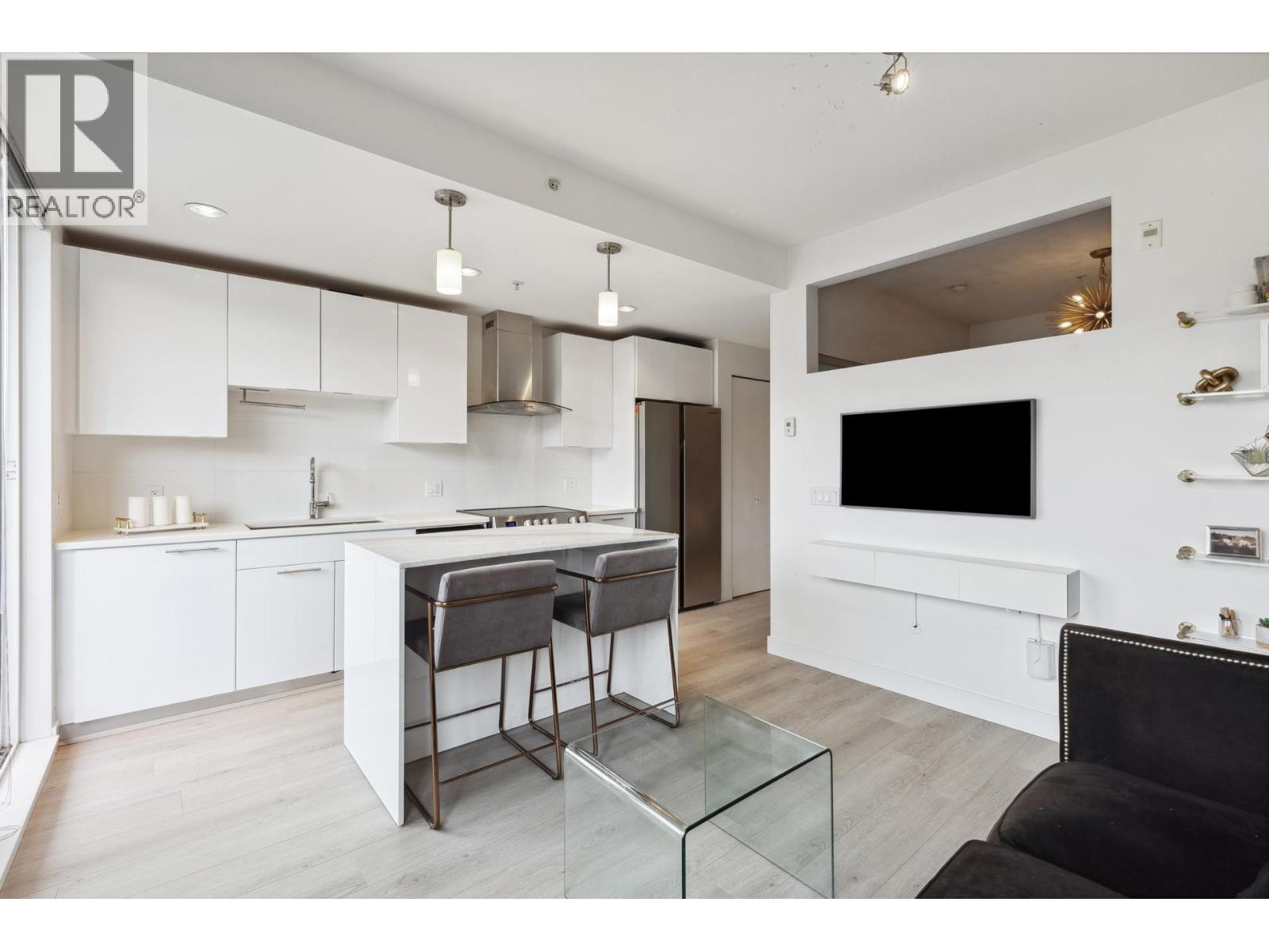 513 733 W 3RD STREET, North Vancouver — photo 8