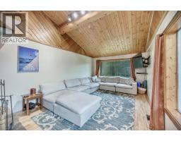 Full bathroom - 906 Harrwood Drive, Blue River, BC V0E1J0 Photo 14