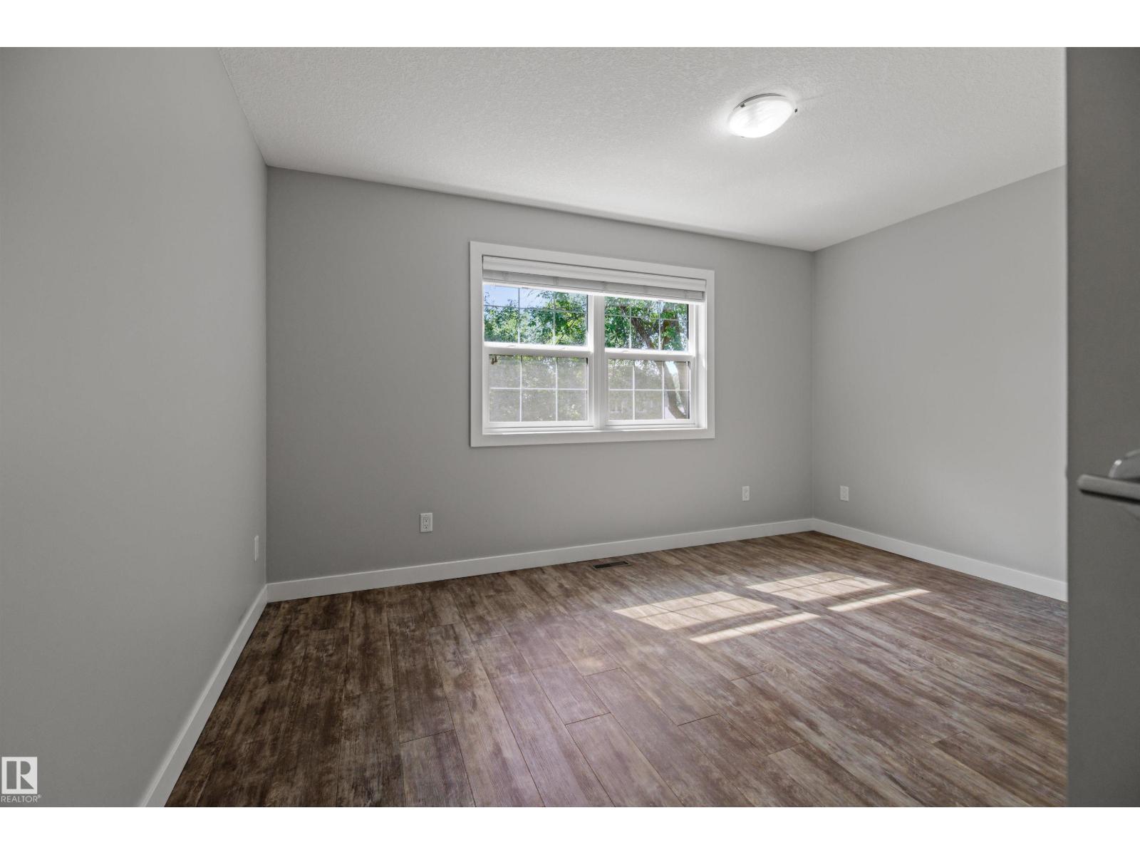 9622 77 AV NW - 23