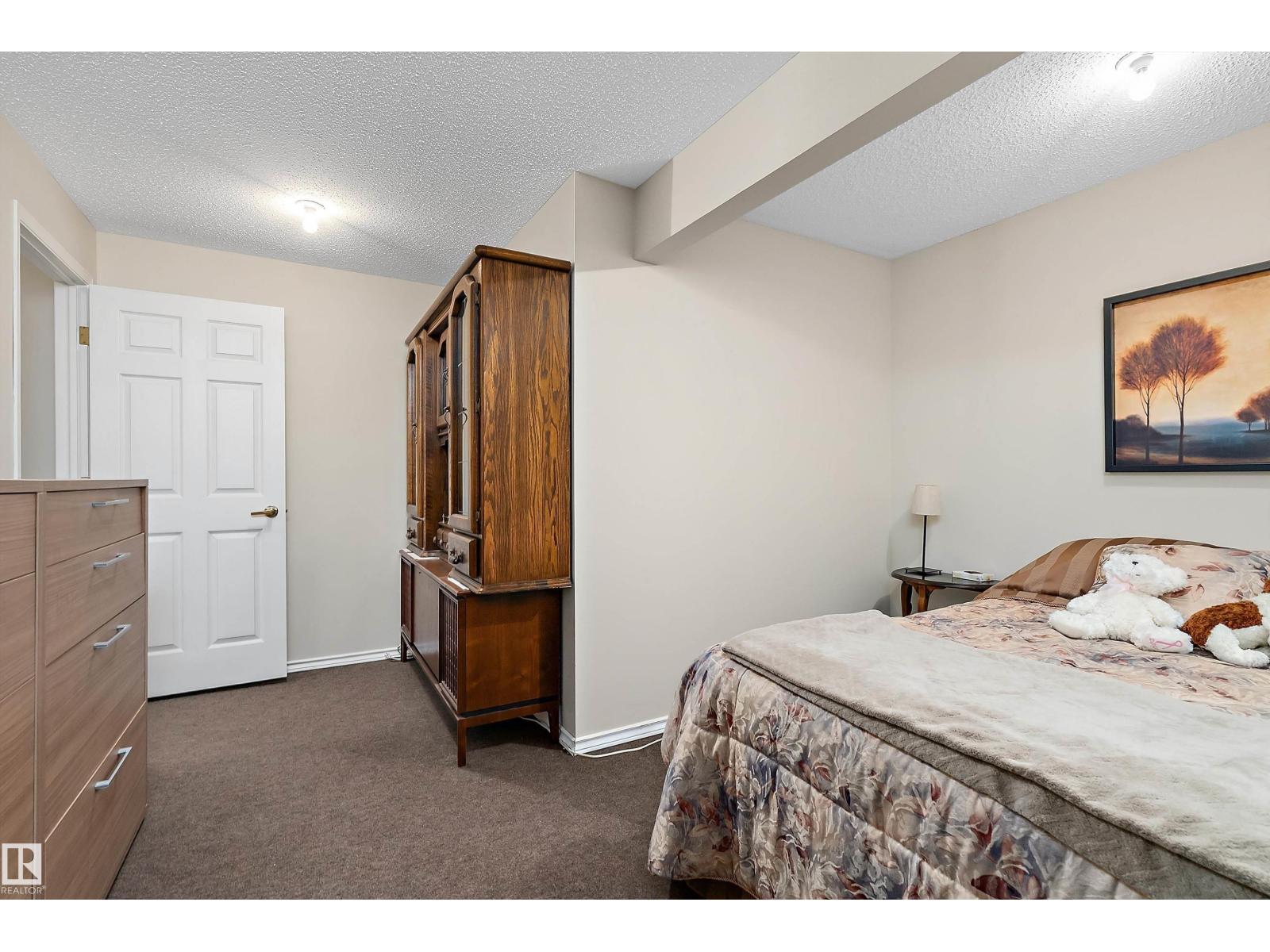 #20 1 Village LN - 32