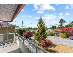 952 Kent Street, White Rock, BC V4B4T1 Photo 8