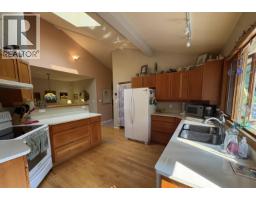 1549 Park Avenue, Roberts Creek, BC V0N2W2 Photo 6