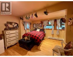 1549 Park Avenue, Roberts Creek, BC V0N2W2 Photo 18