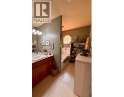 1549 Park Avenue, Roberts Creek, BC V0N2W2 Photo 22