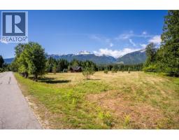 3309 Catherwood Road, Revelstoke, BC V0E2S1 Photo 6