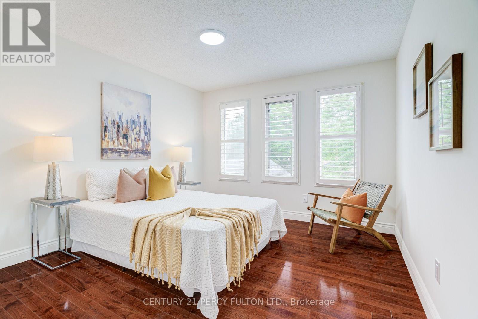 27 DAGWELL CRESCENT - 32
