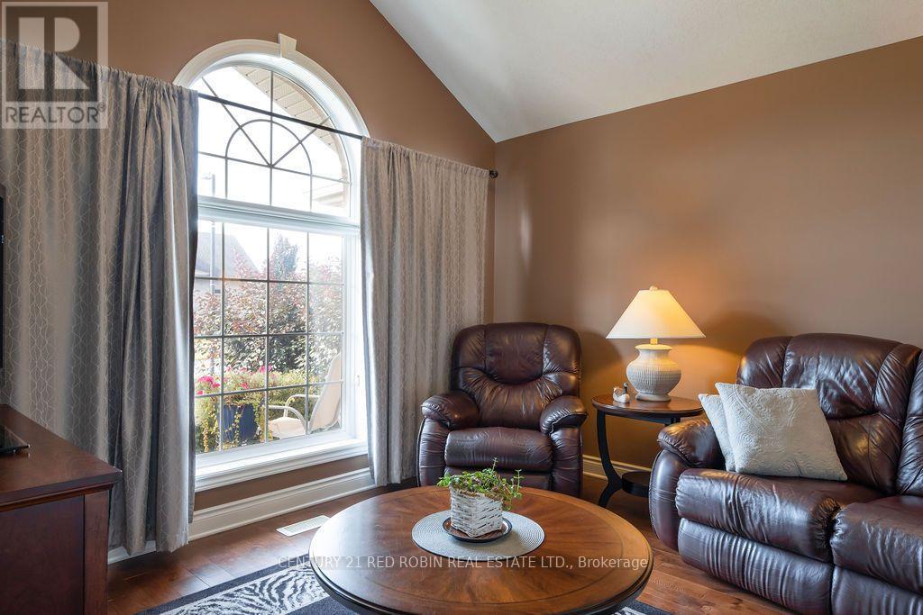 468 MACDONALD STREET - 21