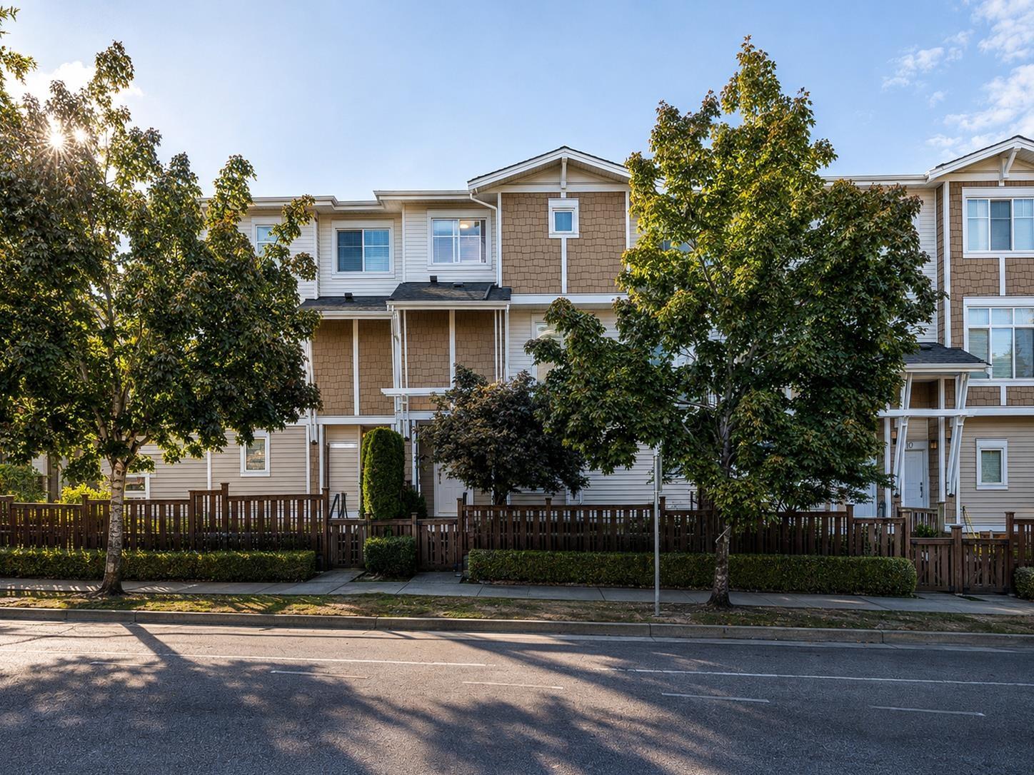 12 19433 68 AVENUE, Surrey — photo 1