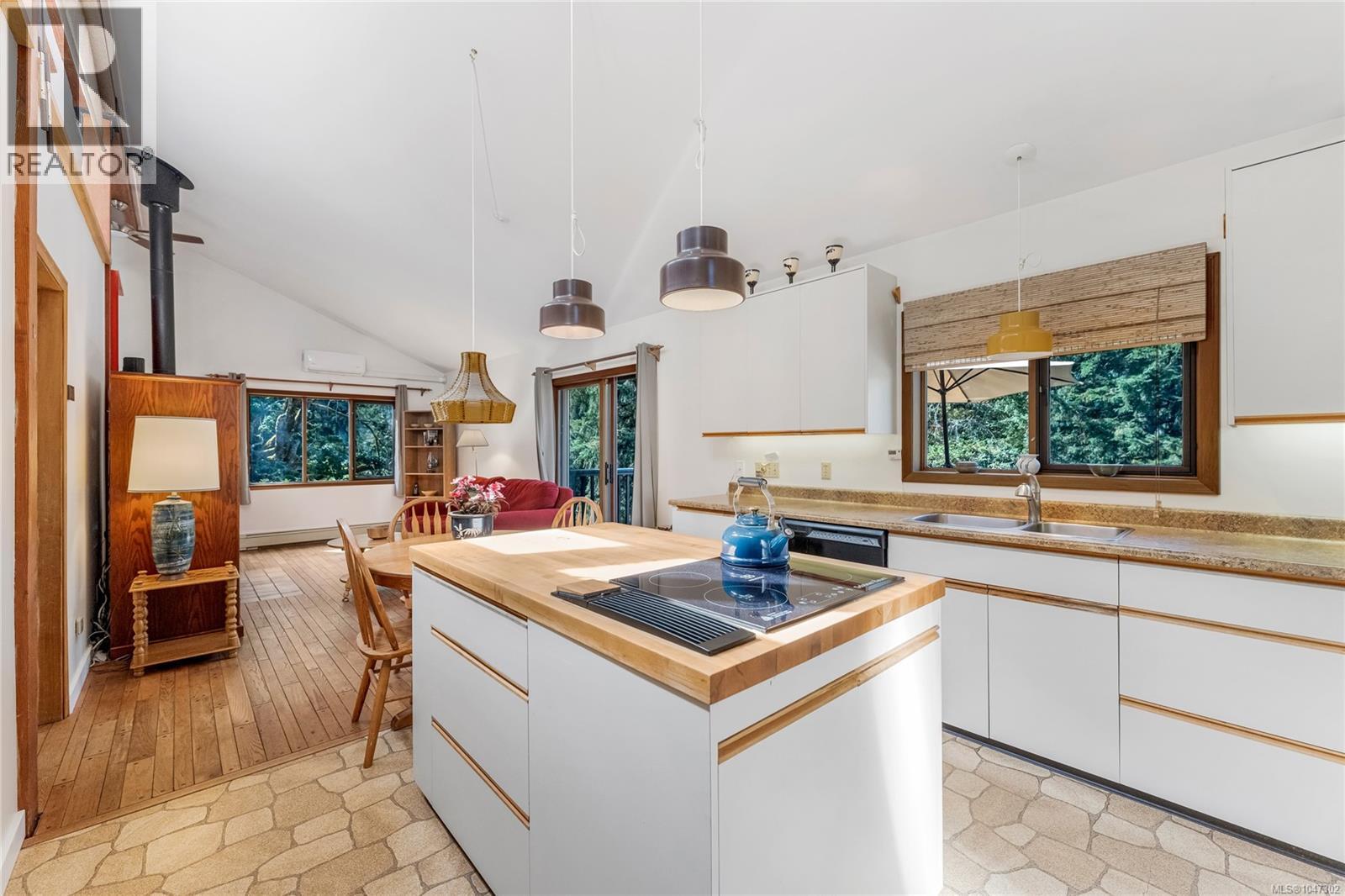  6101 Castlerock Road, Saanich