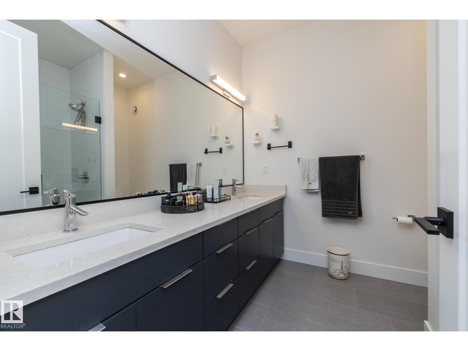 7733 81 AV NW - 38