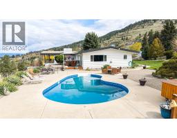 Full bathroom - 701 Robin Road, Vernon, BC V1B3B3 Photo 9