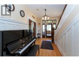 Primary Bedroom - 1377 Rockland Ave, Victoria, BC V8S1V7 Photo 9
