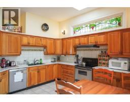 1377 Rockland Ave, Victoria, BC V8S1V7 Photo 27