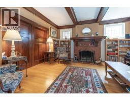 Porch - 1377 Rockland Ave, Victoria, BC V8S1V7 Photo 10