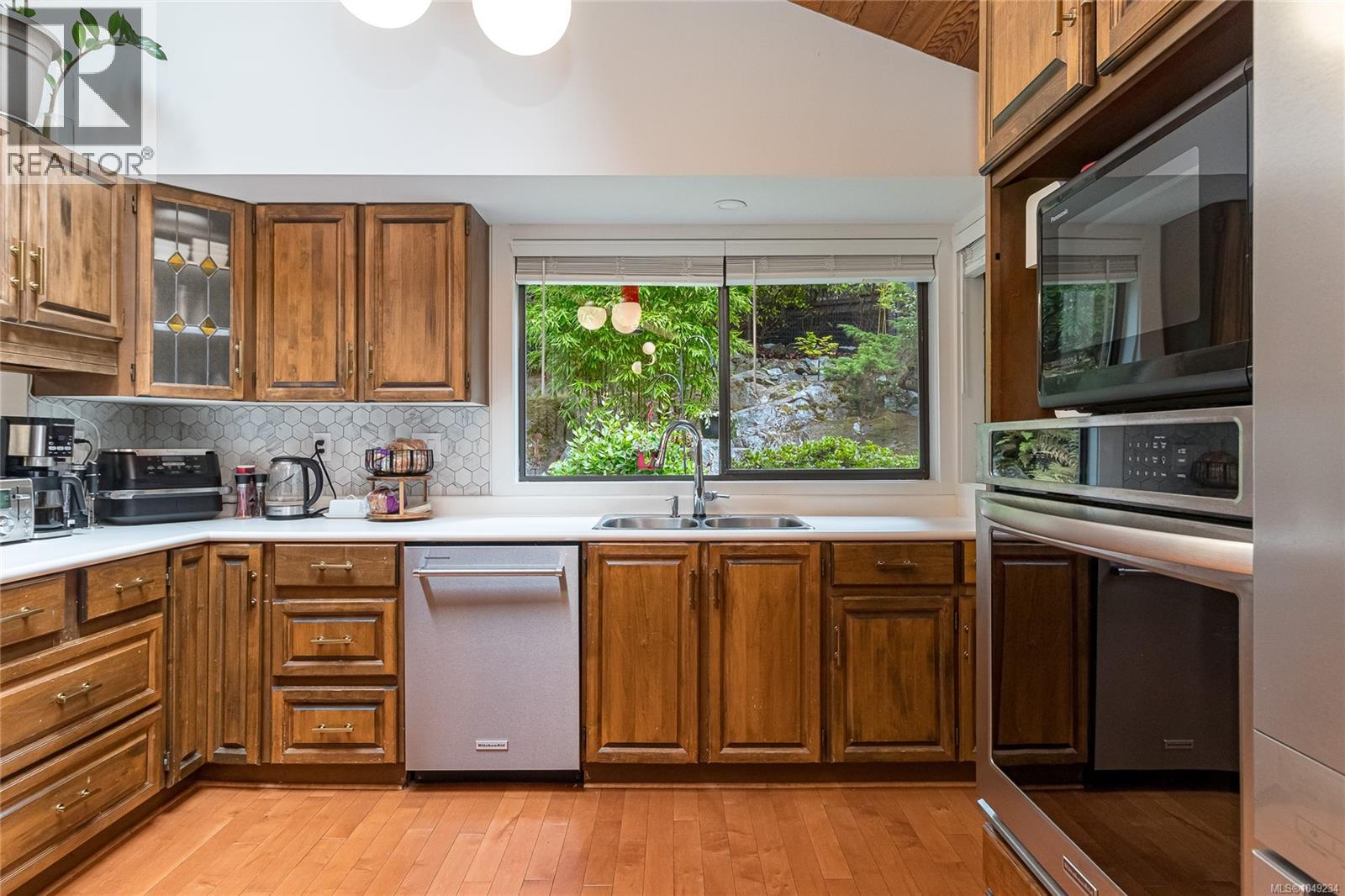 974 Wagonwood Place, Saanich