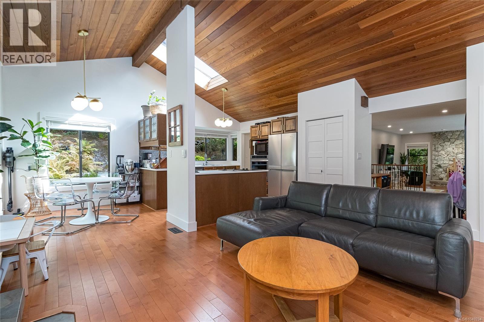 974 Wagonwood Place, Saanich