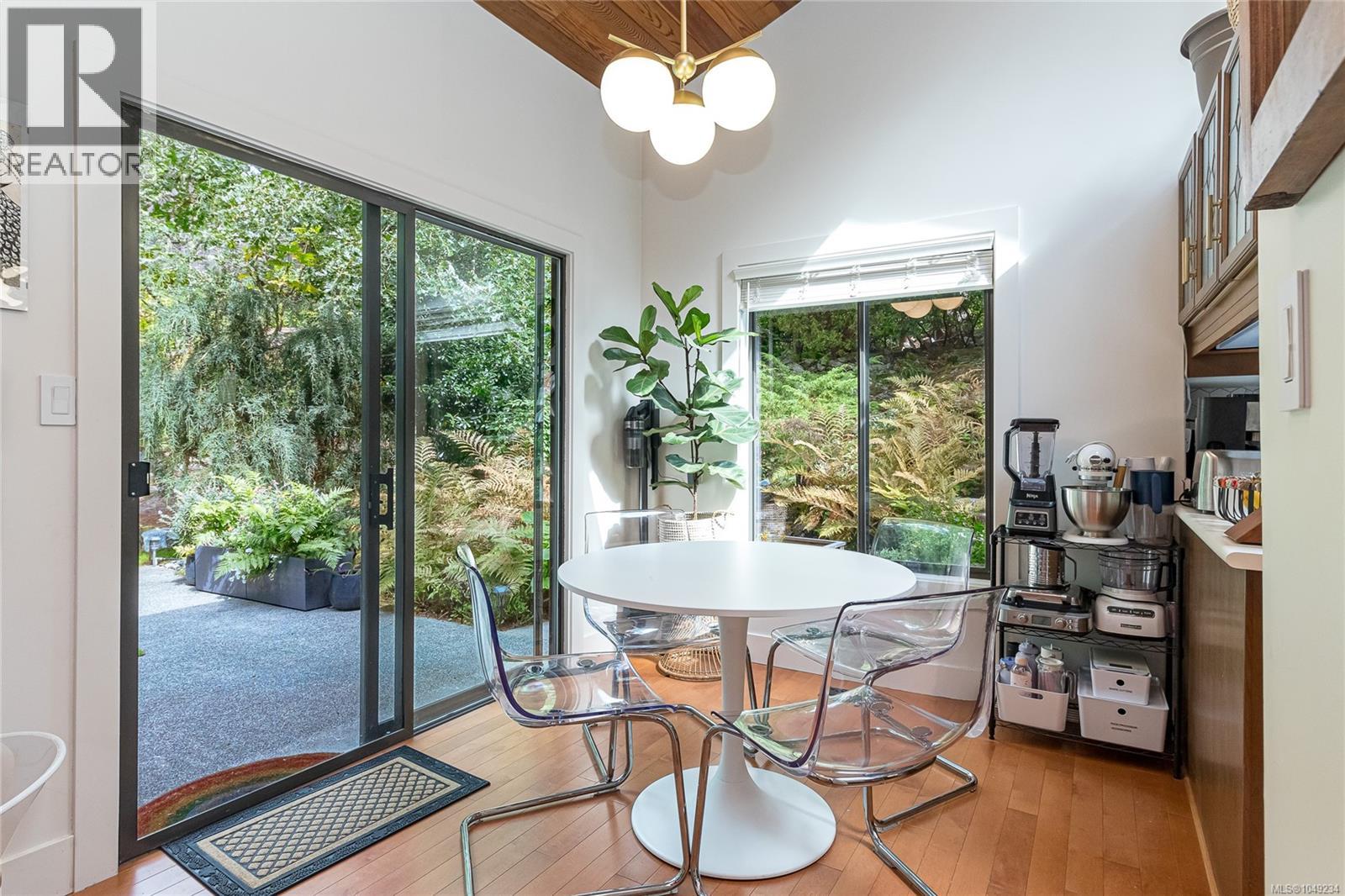  974 Wagonwood Place, Saanich
