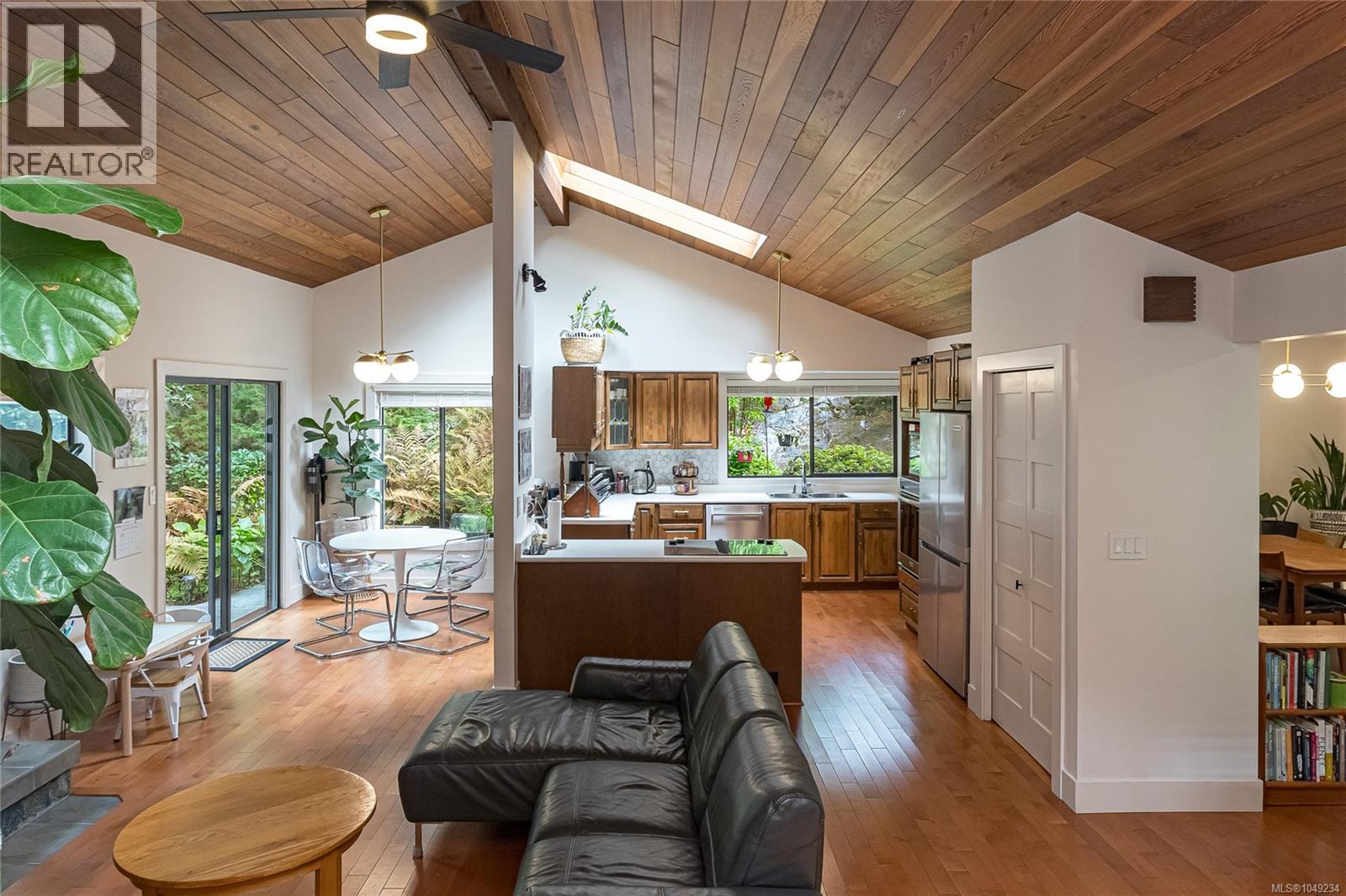  974 Wagonwood Place, Saanich