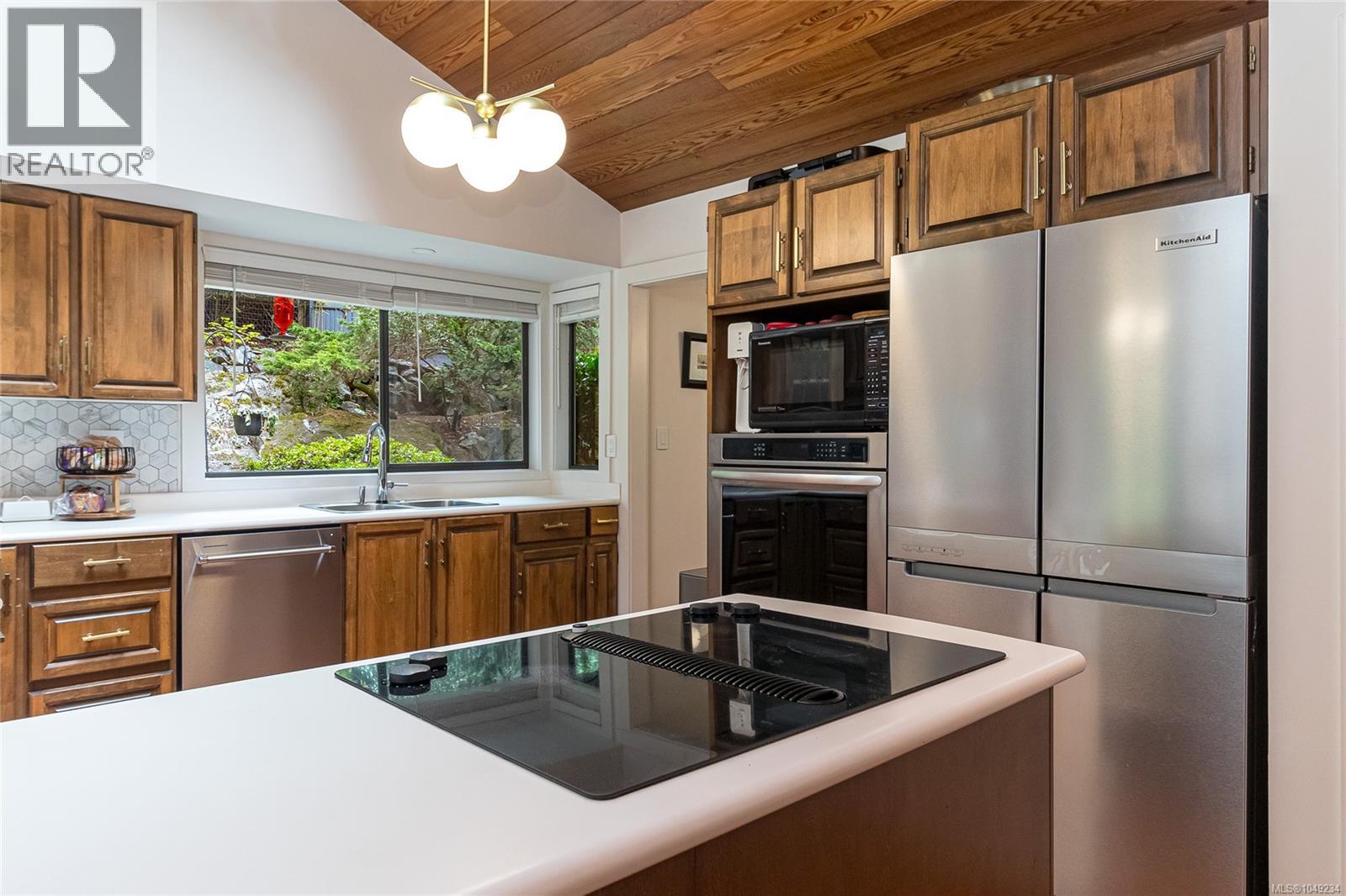  974 Wagonwood Place, Saanich