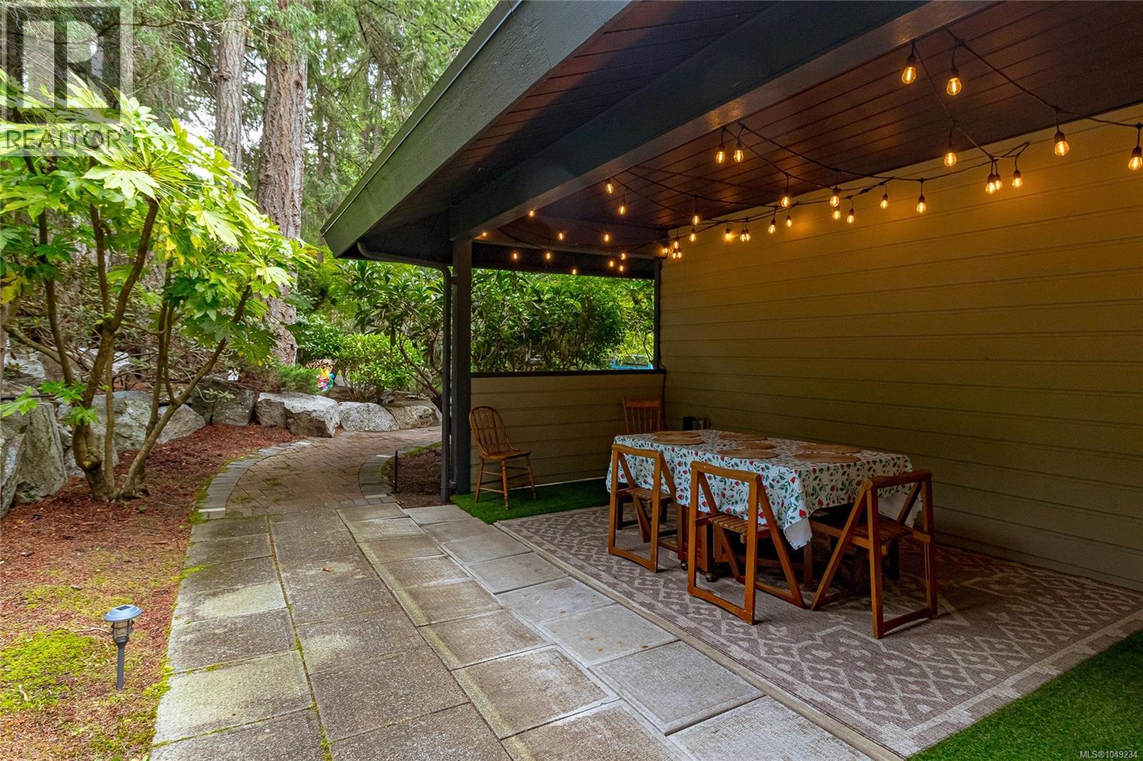  974 Wagonwood Place, Saanich
